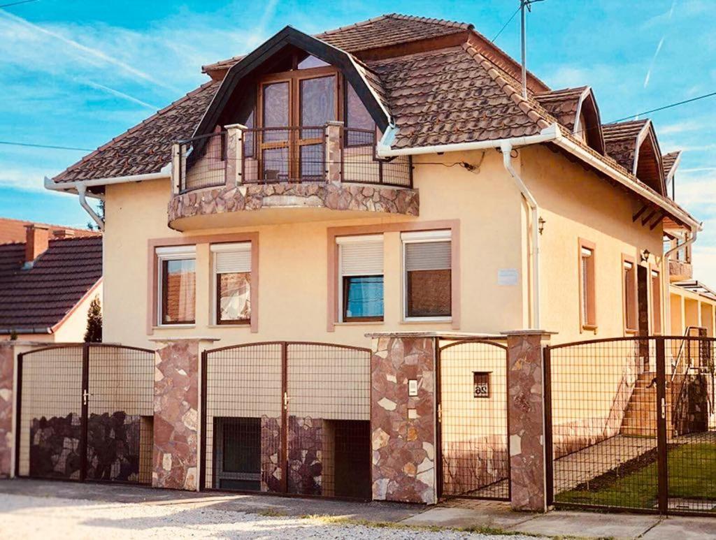 Aranyló apartmanház Hajduszoboszlo Exterior foto